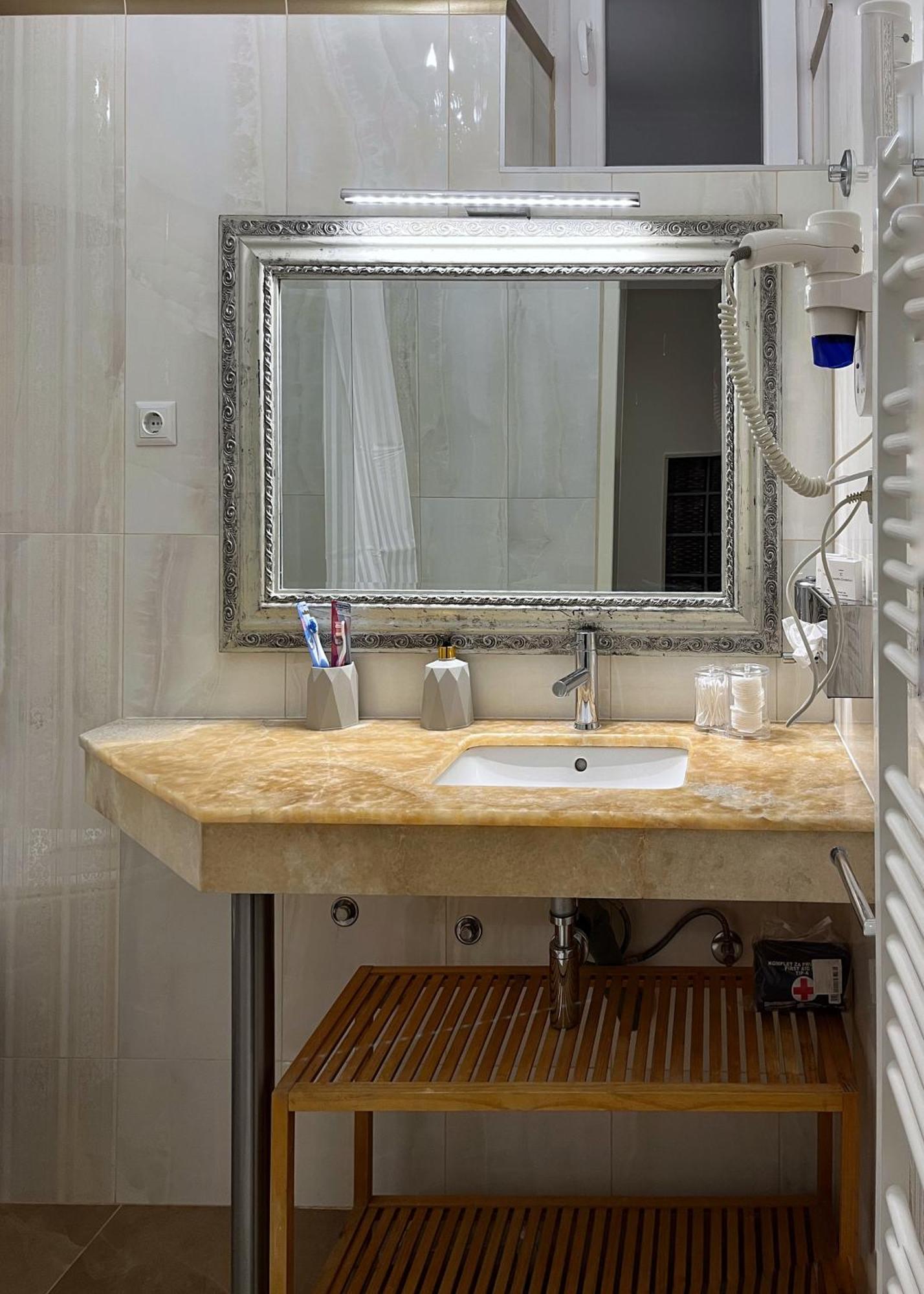 Main Street Retreat Apartment With Free Parking SJJ Buitenkant foto